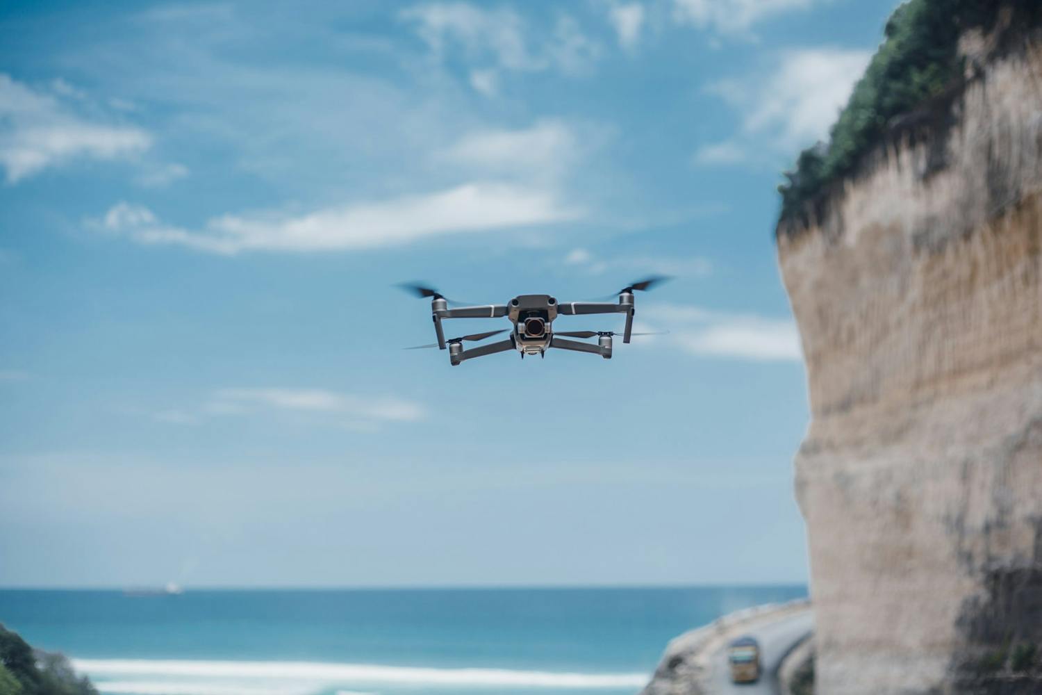 Billede af drone i luften.